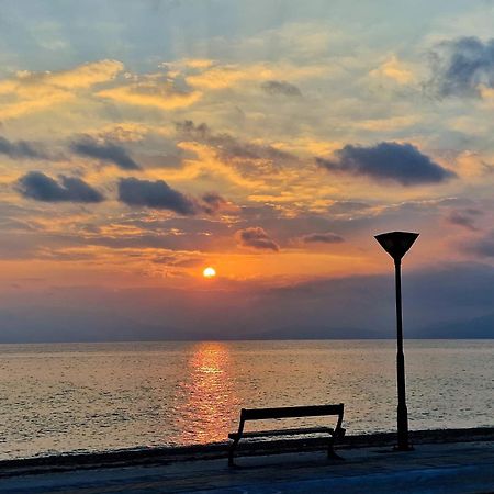 Next To The Beach Apartments โอฟรีนีออน ภายนอก รูปภาพ