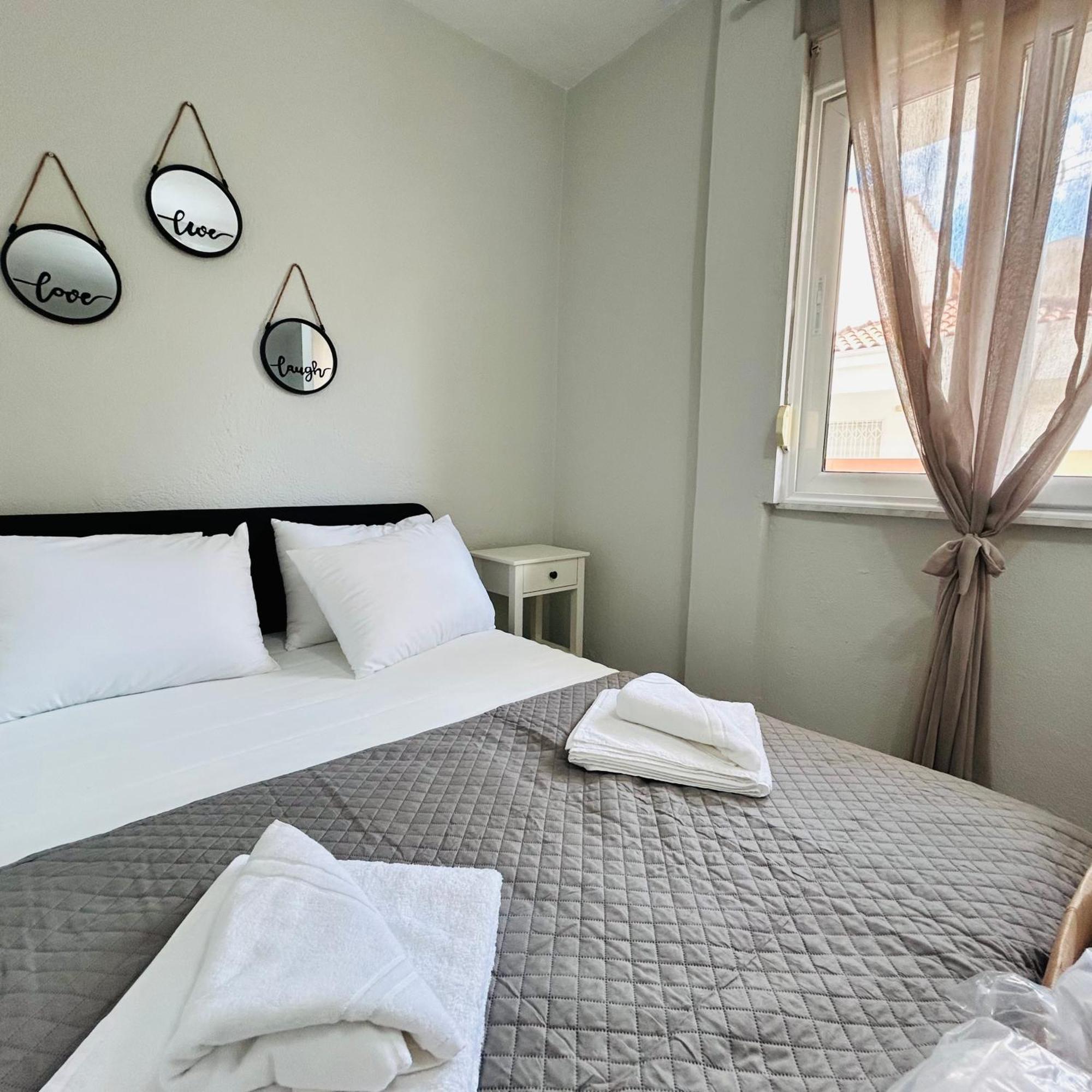 Next To The Beach Apartments โอฟรีนีออน ภายนอก รูปภาพ