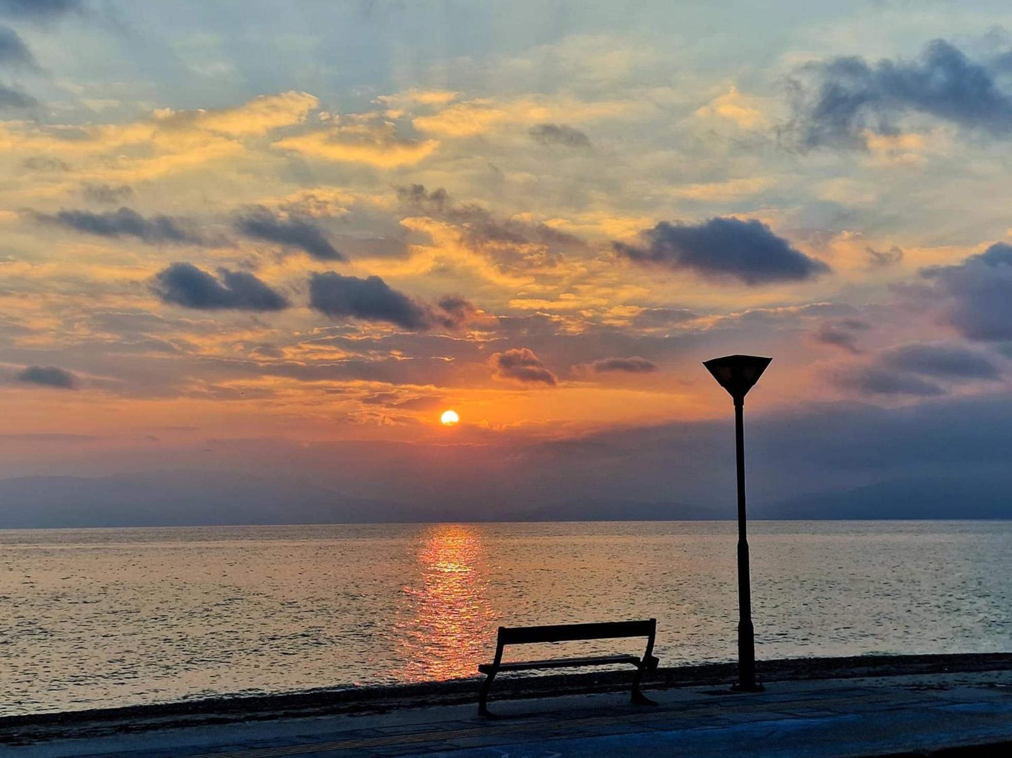Next To The Beach Apartments โอฟรีนีออน ภายนอก รูปภาพ